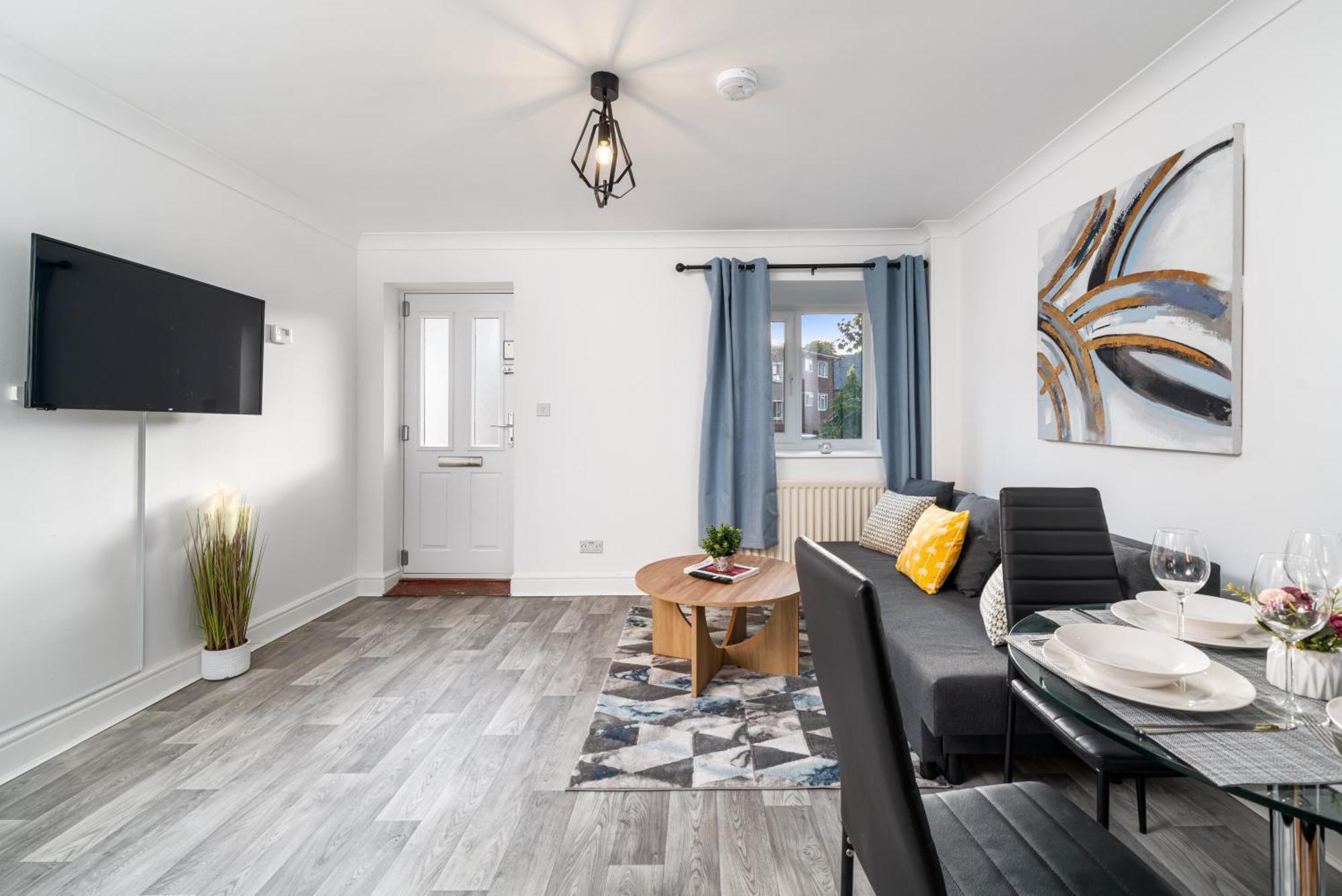 Cozy 3 Bed House With Garden & Parking In Rochester, Kent Mins To Train Station, Wifi Rochester  Exterior photo