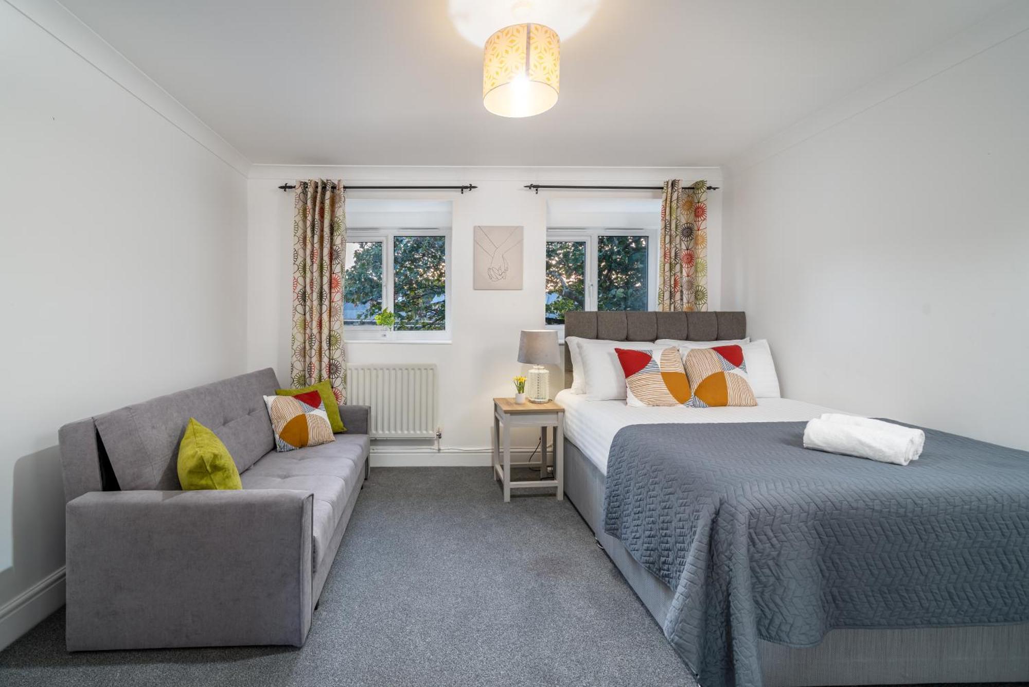 Cozy 3 Bed House With Garden & Parking In Rochester, Kent Mins To Train Station, Wifi Rochester  Exterior photo