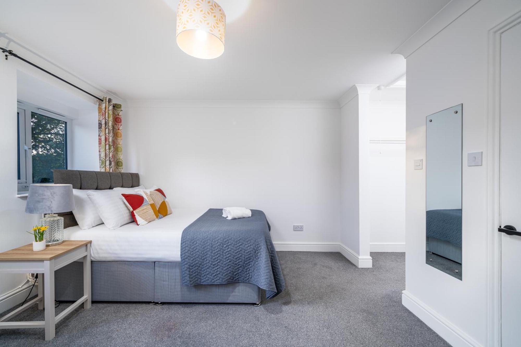 Cozy 3 Bed House With Garden & Parking In Rochester, Kent Mins To Train Station, Wifi Rochester  Exterior photo