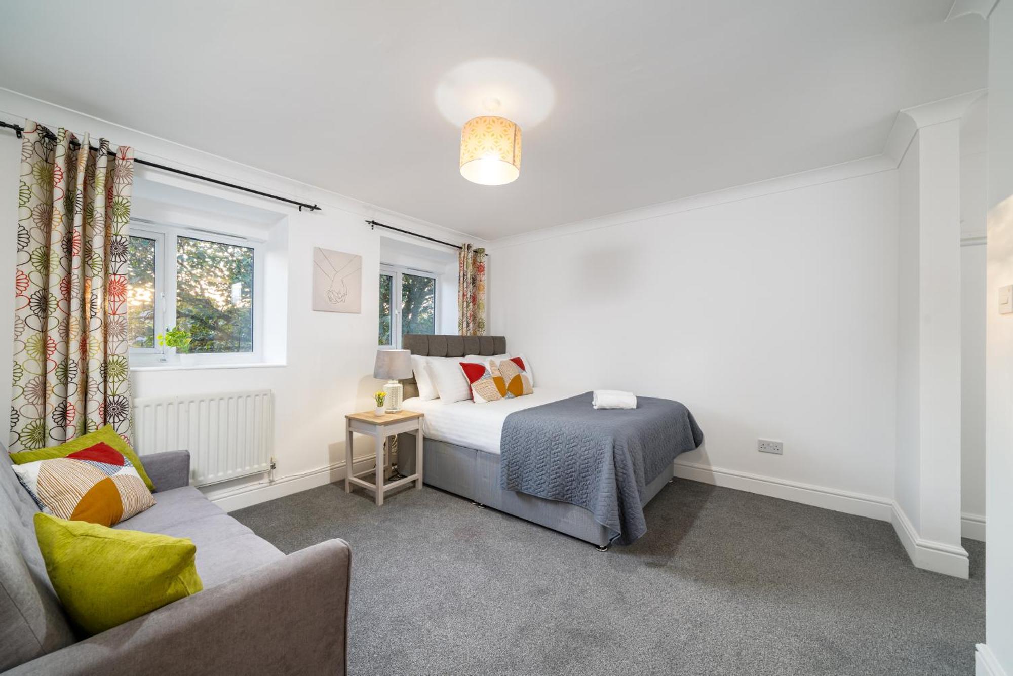 Cozy 3 Bed House With Garden & Parking In Rochester, Kent Mins To Train Station, Wifi Rochester  Exterior photo
