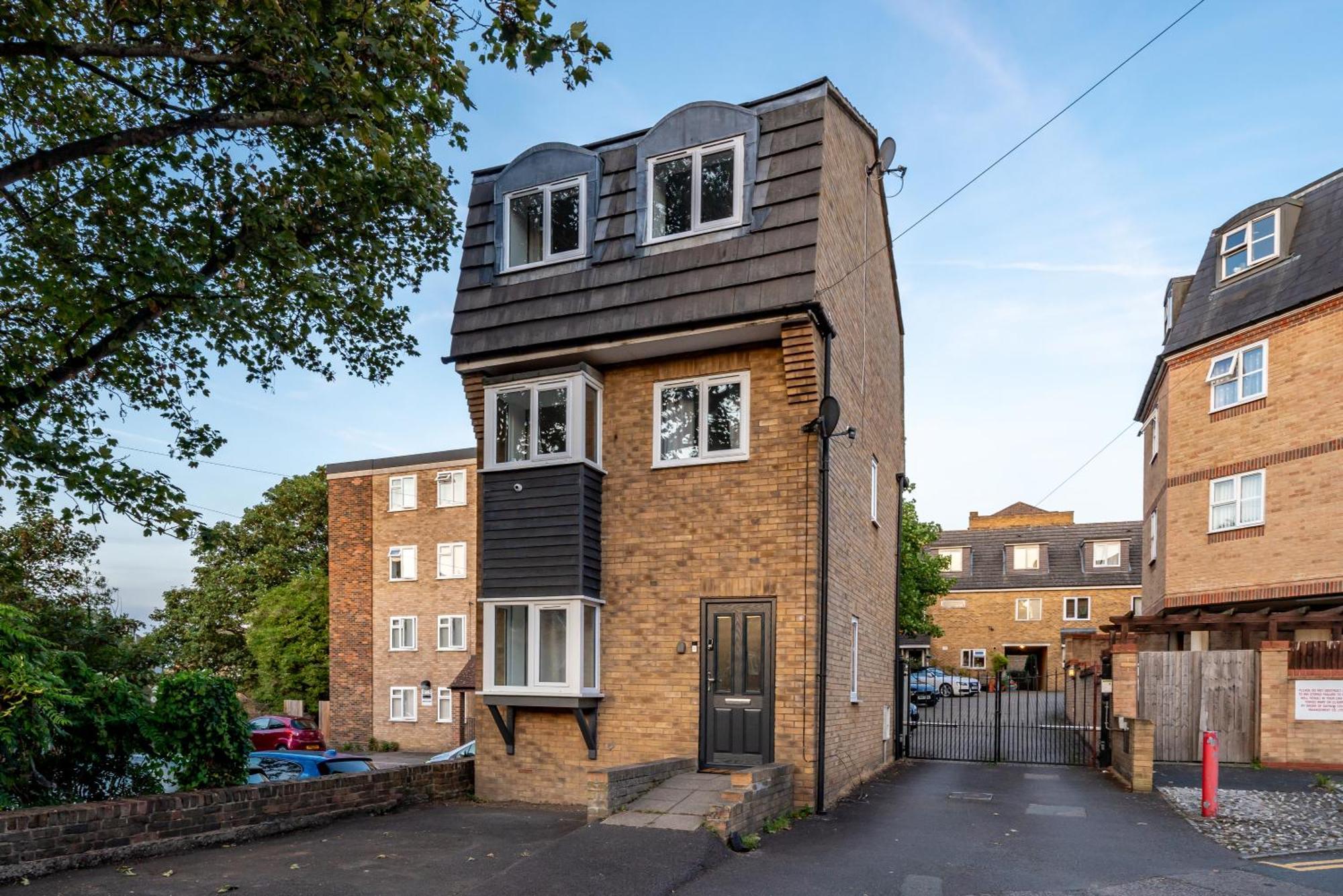 Cozy 3 Bed House With Garden & Parking In Rochester, Kent Mins To Train Station, Wifi Rochester  Exterior photo
